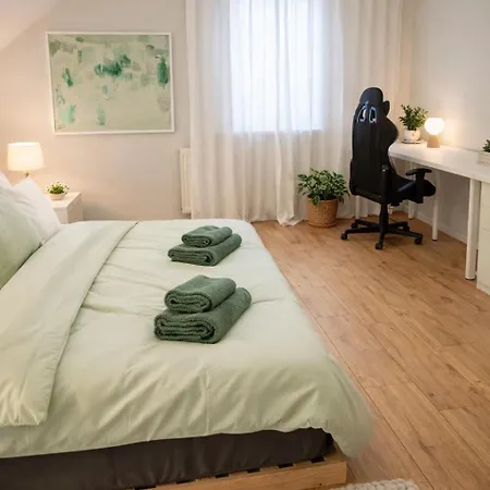 Bei Leipzig Mit Balkon & Parkplatz Appartement *